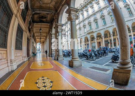 GENUA, ITALIEN - 20. MÄRZ 2021: Blick auf die Straße mit alten Gebäuden auf der Via Francesco Petrarca und einem typischen Parkplatz für Motorroller. Historisches Zentrum des Stockfoto