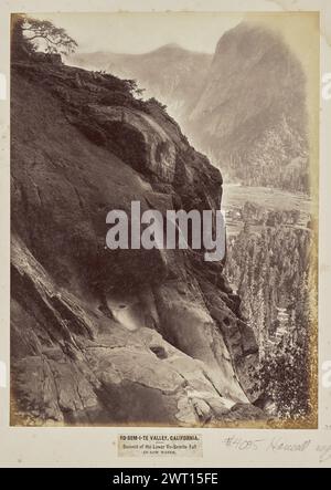 Yo-SEM-i-te Valley, Kalifornien. Gipfel des unteren Yo-Semit-Falls bei Low Water. Eadweard J. Muybridge, Fotograf (Amerikaner, geb. England, 1830–1904) Negativfotograf 1867 oder 1872, später drucken Ansicht einer Felsformation mit Blick auf den Talboden darunter. (Recto, Mount) Mitte rechts, neben dem Bild, mit Bleistift: '# Stockfoto