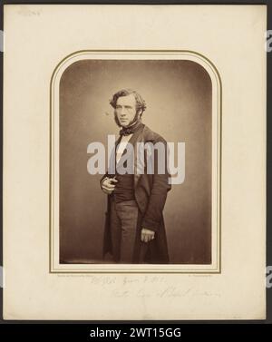 W. Robert Grove, F.R.S.. Maull & Polyblank, Fotograf (britisch, gegründet 1854, aufgelöst 1865) 1854–1865 Portrait von Sir William Robert Grove, stehend, mit dem Daumen durch das Knopfloch seiner Weste gehakt. (Recto, Mount) untere Mitte, mit Bleistift: "W. Rob. Grove F. R. S. / Autor Cor. Der physischen Kräfte"; Stockfoto