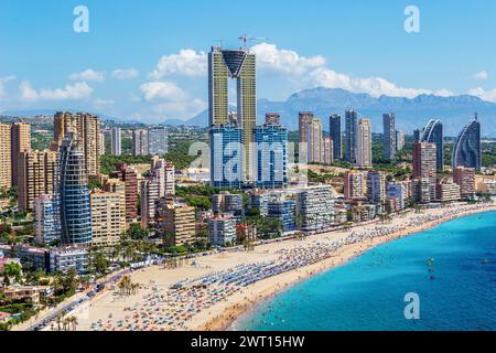 BENIDORM, SPANIEN - 14. AUGUST 2020: Blick auf die Wolkenkratzer der Stadt vom Tossal de la Cala, einem Hügel zwischen Poniente Beach und Finestrat Bea Stockfoto