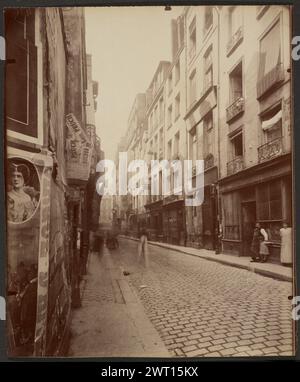 Les Maisons de la Rue Grenier St. Lazare 4, 6, 8. Eugène Atget, Fotograf (Französisch, 1857 - 1927) 1913 Ansicht von drei Häusern aus der Zeit Ludwigs XIII. Und Ludwigs XIV. Entlang der Nordseite einer Pariser Straße im dritten Arrondissement ganz in der Nähe des heutigen Zentrums Pompidou. Inschrift: Mit Bleistift in Atget Hand beschrifteter Verso-Druck mit dem Titel und der Negativnummer des Fotografen, „415“ und „vue Prise de la Rue Beaubourg“. Sekundäre Inschrift: Mit Bleistift beschrifteter Versodruck, in unbekannter Hand, '349' Stockfoto