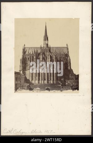 Apsis, Kölner Dom. Unbekannt, Fotograf 1865 Eine abgerundete gotische Apsis mit mehreren Türmen. Die Apsis hat einen schmalen Turm mit einem spitzen Dach, das aus der Mitte ragt. Gerüste sind entlang der oberen Wände der Kathedrale aufgestellt. (Recto, Mount) oben links, Bleistift: '34'; oben rechts, Bleistift: '3[illeg]'; Mitte rechts, unten, Bleistift: 'Abside de la Cathedrale de Cologne. 1865."; unten links, Bleistift: "Cath. Köln - Abside 1865."; (Verso, Mount) unten links, Bleistift: '22'; Stockfoto
