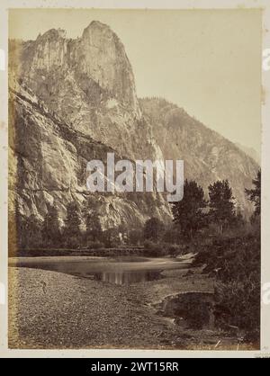 Yo-SEM-i-te Valley, Kalifornien. Loya (Sentinel Rock). 3.270 Meter über dem Tal. Eadweard J. Muybridge, Fotograf (Amerikaner, geboren 1830–1904) negative 1867 oder 1872, später View of Sentinel Rock im Yosemite National Park, auch bekannt als „Loya“ in der Ahwahnechee-Sprache. Eine weitere Gesteinsformation ist näher im Vordergrund zu sehen. Im Vordergrund ist ein Bach mit trockenen Sedimentflecken zu sehen. (Recto, Mount) unten in der Mitte, gedruckt auf Etikett, in schwarzer Tinte: 'YO-SEM-i-TE VALLEY, CALIFORNIA. / LOYA (Sentinel Rock). / 3.270 Fuß über dem Tal.“; untere Mitte, mit Bleistift: „B& Stockfoto