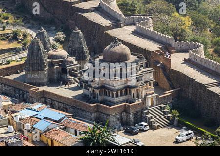 Alte einzigartige Architektur Tempel aus der Vogelperspektive am Morgen aus dem flachen Winkel wird in Kumbhal Fort kumbhalgarh rajasthan indien aufgenommen. Stockfoto