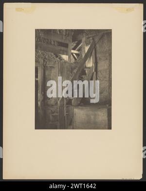 Barn Interior, Wahrscheinlich Neuengland. Doris Ulmann, Fotograf (Amerikaner, 1882–1934) 1920 Doris Ulmann besuchte die Ethical Culture School in New York, bevor er 1907 ein Psychologiestudium an der Columbia University begann. Sie nahm auch Unterricht in Fotografie bei Clarence H. White (1871–1925) in der Kunstabteilung des Columbia Teachers College (siehe 87.XM.89.156). White, ein ehemaliger Kollege von Alfred Stieglitz (1864–1946) und Gründungsmitglied der Photo-Secession, unterrichtete Fotografie in der Gesellschaft der Künstler Arthur Wesley Dow und Max Weber. Dow, ein Druckmacher, der früher ein war Stockfoto