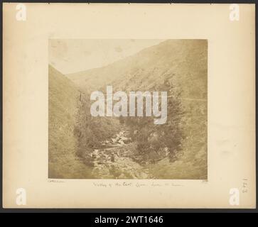 Valley of the East Lynn, Lynton, North Devon. Henry Pollock, Fotograf (britischer Fotograf, 1826–1889) 1854–1856 der East Lynn River fließt durch ein steiles Tal. Eine Straße führt auf halbem Weg den Hügel entlang des Tals hinauf. Unten links, in schwarzer Tinte: 'Collodion'; unten in der Mitte: 'Valley of the East Lynn - Lynton, N. Devon.'; unten rechts, in Bleistift: '143'; (Verso, Halterung) unten links, Bleistift: „A15.110“; Stockfoto