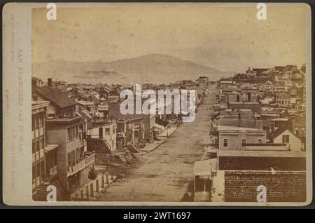 San Francisco „Wie Es War“. Blick auf die Stockton St.. George R. Fardon, Fotograf (britischer Fotograf, 1807–1886) 1856–1859 Ein Blick auf die Stockton Street mit Blick auf den Hafen. In der Ferne sind Alcatraz und Angel Island zu sehen. (Recto, Mount) mit roter Tinte bedruckt, am linken Rand: „SAN FRANCISCO 'AS IT WAS' / LOUIS THORS, Foto. [Space] I.N. CHOYNSKI, Publisher / (urheberrechtlich geschützt.)“; (Verso, Mount) mit brauner Tinte beschriftet, am rechten Rand: '16 / View Down Stockton St' [alle Seiten]; obere rechte Ecke, mit Bleistift: 'R'; Stockfoto