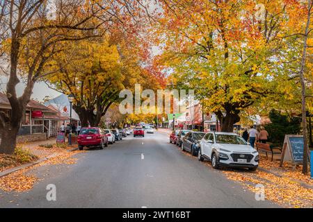 Adelaide Hills, Südaustralien - 1. Mai 2021: Blick auf die Hauptstraße von Hahndorf mit geparkten Autos entlang der Straße während der Herbstsaison Stockfoto