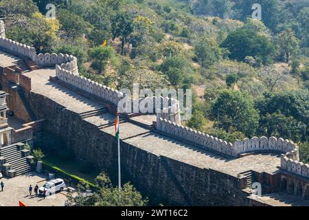 Die antike Mauerarchitektur aus der Vogelperspektive am Morgen aus dem flachen Winkel wird im Kumbhal Fort kumbhalgarh rajasthan indien aufgenommen. Stockfoto