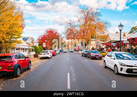 Adelaide Hills, Südaustralien - 1. Mai 2021: Blick auf die Hauptstraße von Hahndorf mit geparkten Autos entlang der Straße während der Herbstsaison Stockfoto