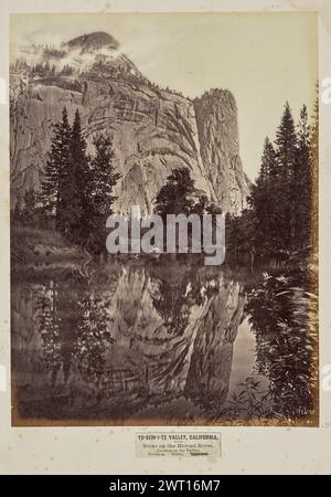 Yo-SEM-i-te Valley, Kalifornien. Szene auf dem Merced River (Blick auf das Tal). To-Coy-Æ, Hunto, Tis-sa-ack. Eadweard J. Muybridge, Fotograf (Amerikaner, geb. England, 1830–1904) Negativfotograf 1867, Print Later View of the Royal Arches, Washington Column, and North Dome, drei bemerkenswerte Felsformationen im Yosemite-Nationalpark. Die Landschaft wird auf der Oberfläche eines Wasserkörpers im unteren Teil des Bildes reflektiert. (Recto, Mount) unten rechts, Bild unten, gedruckt auf Etikett, in schwarzer Tinte: 'Yo-sem-i-te Valley, California. / Szene auf dem Merced River (Blick auf das Tal). / To-Coy-Æ, Hunto Stockfoto