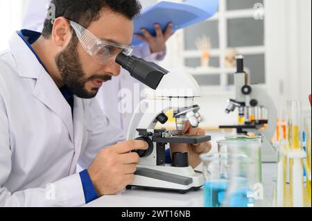 Biotechnologieforscher benutzt ein Mikroskop im Labor Stockfoto