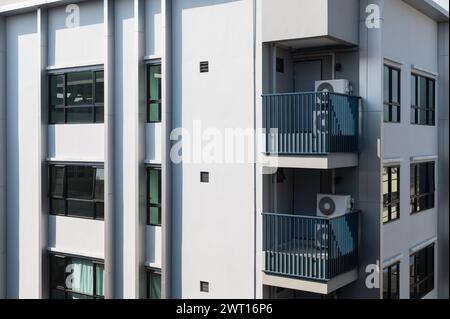 Außenansicht des Gebäudes mit Klimaanlage auf Balkonen Stockfoto