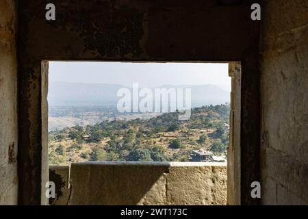 fort Blick auf die nebelige Bergkette, die morgens mit Nebel bedeckt ist, aus einem flachen Winkel, wird in Kumbhal Fort kumbhalgarh rajasthan indien aufgenommen. Stockfoto