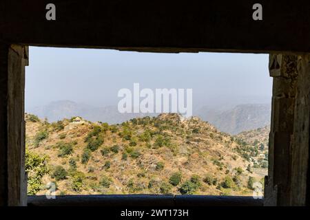 fort Blick auf die nebelige Bergkette, die morgens mit Nebel bedeckt ist, aus einem flachen Winkel, wird in Kumbhal Fort kumbhalgarh rajasthan indien aufgenommen. Stockfoto