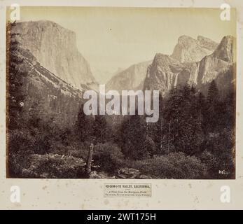 Yo-SEM-i-te Valley, Kalifornien. Ein Blick vom Mariposa Trail. Tis-sa-ack, Tu-toch-Ah-nu-lah, Loya, Pohono. Eadweard J. Muybridge, Fotograf (Amerikaner, geb. England, 1830–1904) Negativfotograf 1867 oder 1872, Print später View of a Scenery im Yosemite National Park. El Capitan, in der Ahwahnechee-Sprache auch „to-tock-Ah-noo-lah“ genannt, ist im oberen linken Bereich des Bildes zu sehen, während Cathedral Rocks und Bridalveil Fall oder „Pohono“ im rechten Bereich des Bildes zu sehen sind. Half Dome und Sentinel Rock oder „Tis-sa-ack“ bzw. „Loya“ sind im Hintergrund sichtbar. Ein dichter Stockfoto