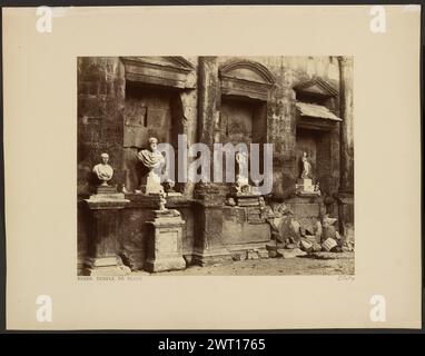 Nimes. Temple de Diane. Edouard Baldus, Fotograf (französisch, geboren 1813–1889) 1854–1858 Reihe von Büsten und Skulpturen in den Ruinen eines Steintempels, des Diane-Tempels in Nimes. (Rückseitig) unten rechts, mit Bleistift: 'Baldus - 5' Stockfoto