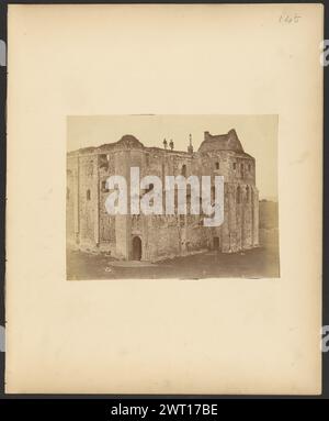 Schloss Erhebt Sich. Möglicherweise Reverend John Richardson Major, Fotograf (Englisch, 1821–1871) 1854–1856 die Ruinen von Castle erheben sich aus dem Südosten. Zwei Männer stehen oben auf dem Gebäude. (Recto, Mount) oben rechts, mit Bleistift: '145'; (Verso, Mount) unten links, Bleistift: "A15.111"; Stockfoto