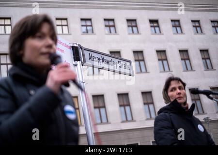 Etwa 50 Menschen fordern mit einer Kundgebung die Umbenennung eines Straßenabschnitts der Berliner Behrenstraße in der Alexej-Nawalny-Straße, die direkt an das Gelände der russischen Botschaft grenzt. Für die Straßenumbenennung wurden bereits mehr als 40000 Unterschriften gesammelt. / Rund 50 Menschen fordern die Umbenennung eines Abschnitts der Berliner Behrenstraße in die Alexei-Nawalny-Straße, die direkt an das Gelände der russischen Botschaft grenzt. Über 40.000 Unterschriften wurden bereits für die Umbenennung der Straße gesammelt. Schnappschuss-Fotografie/K.M.Krause *** um 50 Peo Stockfoto