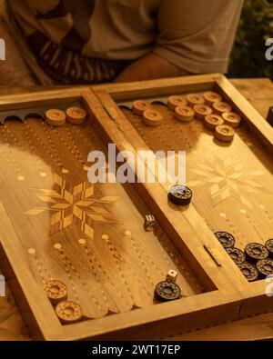 Ein Blick von oben auf Leute, die Backgammon spielen Stockfoto