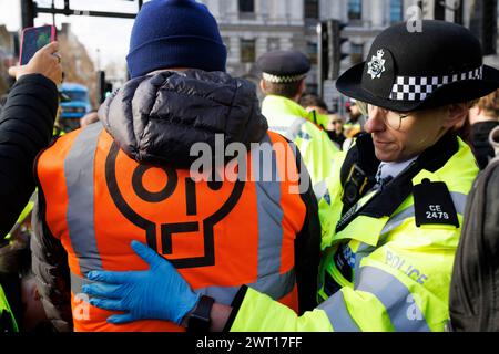 November 2023. Whitehall, London, Großbritannien. Verhaftungen von Just Stop Oil Demonstranten. Die Demonstranten wurden innerhalb einer Minute vom Straßenbelag weggebracht. Stockfoto