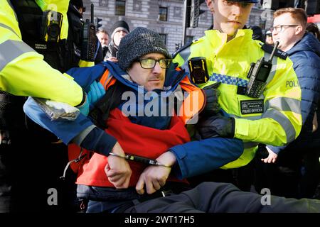 November 2023. Whitehall, London, Großbritannien. Verhaftungen von Just Stop Oil Demonstranten. Die Demonstranten wurden innerhalb einer Minute vom Straßenbelag weggebracht. Stockfoto