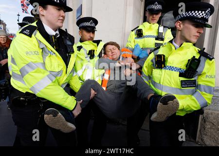 November 2023. Whitehall, London, Großbritannien. Verhaftungen von Just Stop Oil Demonstranten. Die Demonstranten wurden innerhalb einer Minute vom Straßenbelag weggebracht. Stockfoto