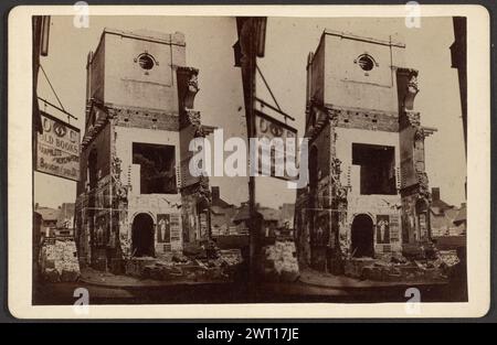 Brattle St. Kirche, während sie zerstört wird. Josiah Johnson Hawes, Fotograf (Amerikaner, 1808–1901) 1872 Ein hohes, teilweise abgerissenes Gebäude. Das Gebäude ist mit Werbung für Bekleidungsgeschäfte und Plakaten für Emerson's California Minstrels im Globe Theatre bestückt. Ein Schild für einen alten Buchladen hängt am Gebäude im Vordergrund. (Verso, Mount) Mitte rechts, schwarzer Druck: 'Portrait [Hawes' Insignia] Album./J.J. HAWES, FOTO. [Leerzeichen] 19 TREMONT ROW, BOSTON."; unten rechts, Bleistift: "PLE 14,14,2"; Stockfoto