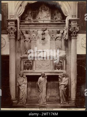 Napoli Chiesa S. Angelo a Nilo Tomba di Brancaccio. Giorgio Sommer, Fotograf (Italiener, geb. Deutschland, 1834-1914) 1870–1890 Vollansicht eines großen Grabdenkmals mit Engeln voller Größe, die über dem Verstorbenen stehen und Vorhänge halten. Die Schatulle wird auf den Schultern von drei gekleideten Figuren gehalten. Das ganze wird von einem Bogen mit geschnitzten Vorhängen und zwei kannelierten korinthischen Säulen eingerahmt. (Rückseitig) oben in der Mitte, in Bleistift: „1427" [unterstrichen] Stockfoto