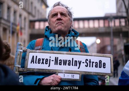 Etwa 50 Menschen fordern mit einer Kundgebung die Umbenennung eines Straßenabschnitts der Berliner Behrenstraße in der Alexej-Nawalny-Straße, die direkt an das Gelände der russischen Botschaft grenzt. Für die Straßenumbenennung wurden bereits mehr als 40000 Unterschriften gesammelt. / Rund 50 Menschen fordern die Umbenennung eines Abschnitts der Berliner Behrenstraße in die Alexei-Nawalny-Straße, die direkt an das Gelände der russischen Botschaft grenzt. Über 40.000 Unterschriften wurden bereits für die Umbenennung der Straße gesammelt. Schnappschuss-Fotografie/K.M.Krause *** um 50 Peo Stockfoto