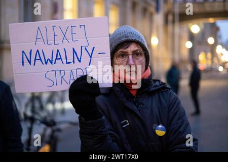 Etwa 50 Menschen fordern mit einer Kundgebung die Umbenennung eines Straßenabschnitts der Berliner Behrenstraße in der Alexej-Nawalny-Straße, die direkt an das Gelände der russischen Botschaft grenzt. Für die Straßenumbenennung wurden bereits mehr als 40000 Unterschriften gesammelt. / Rund 50 Menschen fordern die Umbenennung eines Abschnitts der Berliner Behrenstraße in die Alexei-Nawalny-Straße, die direkt an das Gelände der russischen Botschaft grenzt. Über 40.000 Unterschriften wurden bereits für die Umbenennung der Straße gesammelt. Schnappschuss-Fotografie/K.M.Krause *** um 50 Peo Stockfoto