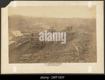 Nr. 235. Union Mills Station, Orange & Alexandria Railroad. A.J. Russell, Fotograf (Amerikaner, 1830–1902) April 1863 Zugwagen auf einer Eisenbahnstrecke mit Soldaten auf dem Hügel darüber. (Rückseitig, Mount) rechts oben, in Bleistift: "C.W.-54/ O'Sullivan"; Stockfoto