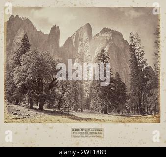 Yo-SEM-i-te Valley, Kalifornien. Poo-See-nah-Chuck-ka, (großer Acorn Cache). Cathedral Rocks, 2.600 Meter über dem Tal. Eadweard J. Muybridge, Fotograf (Amerikaner, geboren 1830–1904) Negativfotograf 1867 oder 1872, drucken später View of Cathedral Rocks and Spires im Yosemite National Park, auch bekannt als „Poo-See-na-chuc-ka“ in der Ahwahnechee-Sprache. Hohe Bäume sind im Vordergrund zu sehen. (Recto, Mount) Mitte links, neben dem Bild, mit Bleistift: 'P18 V Hittell [Sideways] / B&R 4009 - 4010 [Sideways] / Bancroft 21 [Sideways]'; unten Mitte, unter Bild, gedruckt auf Etikett, in schwarzer Tinte: 'YO- Stockfoto