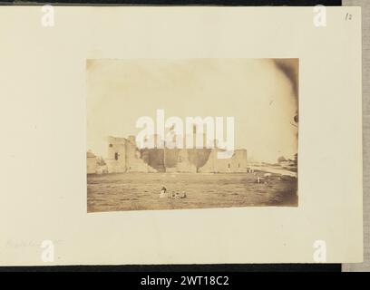 Middleham Castle. Sir John Joscelyn Coghill, Fotograf (irisch, 1826–1905) um die 1850er Jahre versammelte sich Eine kleine Gruppe von Frauen im Gras vor den Ruinen von Middleham Castle. Einige der Mauern der Burg, die mit Efeu bedeckt sind, stehen noch. (Recto, Mount) oben rechts, Bleistift: '12'; unten links, Bleistift: 'Middleham Castle'; Stockfoto