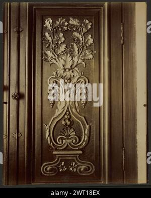 Türverkleidung Hôtel de Lauzun. Eugène Atget, Fotograf (Französisch, 1857 - 1927) 1905 Detail einer geschnitzten Holztür mit Eichenblättern. (Recto, bedruckt) oben links, in Bleistift: "Hôtel de Lauzun"; oben rechts, in Bleistift: "4973"; unten links, in Bleistift: "EA 9084-Z"; Stockfoto