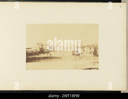 Schloss Chepstow. Sir John Joscelyn Coghill, Fotograf (irisch, 1826–1905) über die 1850er Jahre Blick auf die Ruinen von Chepstow Castle, gesehen von der anderen Seite des Flusses Wye. Die Burg liegt auf einer Klippe über dem Fluss. (Recto, Mount) oben rechts, Bleistift: '30'; unten links Bleistift: 'Chepstow Castle'; Stockfoto