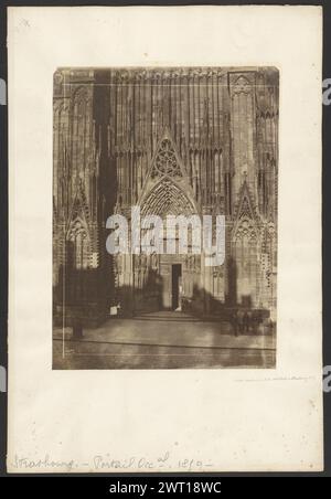 Westportal, Straßburger Kathedrale. Unbekannt, Fotograf 1859 Eine Kathedrale, eingerahmt von einem spitzen Bogen. Statuetten von Figuren säumen den Bogen. Es gibt vier kleine Statuen religiöser Figuren auf beiden Seiten des Eingangs. Eine Frau und ein Kind sitzen auf dem Vorsprung links von der Tür, und eine Gruppe Männer sitzt rechts. (Recto, Print) unten links, im negativ beschriftet: 'No 2.'; (Recto, Mount) oben links, Bleistift: '2 7[durchgestrichen]'; unten links, Bleistift: 'Straßburg. - Portail DEC von 1859-"; unten rechts, Bleistift: "Portail Occidentale de la Cathedrale de Strasbourg 1859"; (Verso, Stockfoto