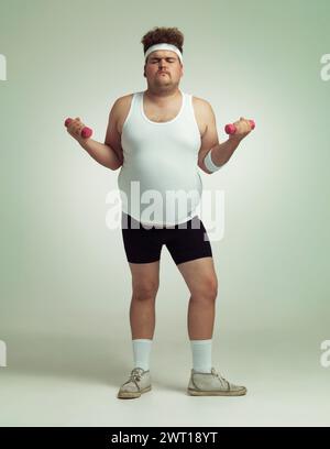 Plus Größe, Mann und Kurzhanteln für Training, Training oder Workout in Studio isoliert auf einem weißen Hintergrund Mockup Raum. Körpergesundheit, Fitness und Person Stockfoto