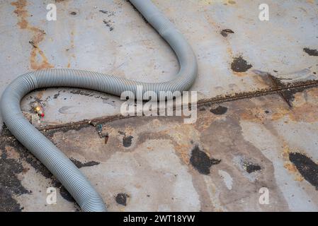 Alte Flussschiffe rosten an der Dock-Werkstatt Stockfoto