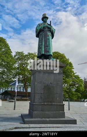 Stavanger, Norwegen - 05 29 2022: Bronzestatue von Alexander Kjelland auf dem Marktplatz im Hafen von Stavanger, sonniger Tag, Norwegen. Stockfoto