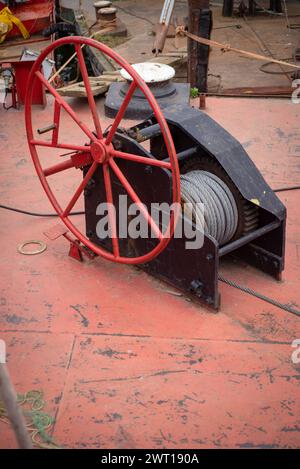 Alte Flussschiffe rosten an der Dock-Werkstatt Stockfoto