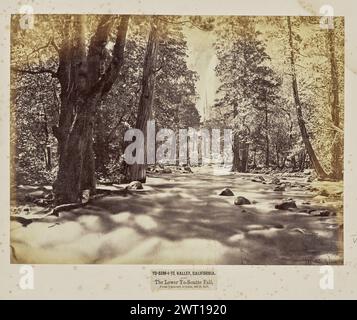 Yo-SEM-i-te Valley, Kalifornien. Der untere Yo-Semite Fall, von Cataract Avenue, 400 Fuß Fall. Eadweard J. Muybridge, Fotograf (Amerikaner, geb. England, 1830–1904) Negativdruck 1867, später Blick auf einen von hohen Bäumen gesäumten Bach, der auf einen Wasserfall im Hintergrund blickt. Diese Aussicht ist von einem Aussichtspunkt in der Mitte des Baches aus zu sehen, möglicherweise von einer Brücke aus. Eine Baumstammbrücke, die sich über den Fluss erstreckt, ist auch weiter entfernt im Hintergrund zu sehen. (Recto, Mount) Mitte links, neben dem Bild, mit Bleistift: „B&R [SIDWURS] / 4036 [SIDWURS]“; Mitte, unterhalb des Bildes, gedruckt auf Etikett Stockfoto