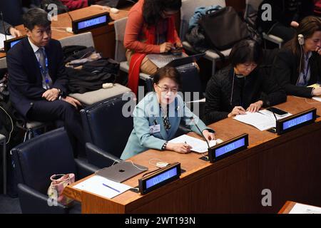 Vereinten Nationen, Kommission für die Rechtsstellung der Frau (CSW68) im Hauptquartier der Vereinten Nationen in New York. März 2024. Huang Xiaowei (Front), Minister und stellvertretender Leiter des Nationalen Arbeitsausschusses für Kinder und Frauen des Staatsrats, spricht auf einem Ministerrundtisch während der 68. Sitzung der Kommission für den Status der Frau (CSW68) am 12. März 2024 im UN-Hauptquartier in New York. UM MIT 'Chinesische Delegation befürwortet Welt ohne Geschlechterdiskriminierung bei UN CSW68' zu GEHEN Credit: Li Rui/Xinhua/Alamy Live News Stockfoto