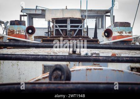 Alte Flussschiffe rosten an der Dock-Werkstatt Stockfoto