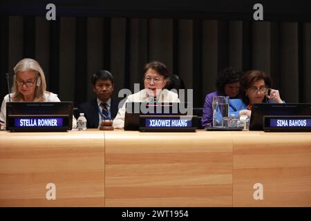 (240315) -- VEREINTE NATIONEN, 15. März 2024 (Xinhua) -- Huang Xiaowei (C, Front), Minister und stellvertretender Leiter des Nationalen Arbeitsausschusses für Kinder und Frauen des Staatsrats, hält Vorträge auf der EU-China-Veranstaltung zum Thema "finanzielle Inklusion für die Gleichstellung der Geschlechter" während der 68. Tagung der Kommission für den Status der Frau (CSW68) im Hauptquartier der Vereinten Nationen in New York am 13. März 2024. "Die chinesische Delegation setzt sich für eine Welt ohne Geschlechterdiskriminierung bei der UN CSW68 ein" (Xinhua/Xie E) Stockfoto