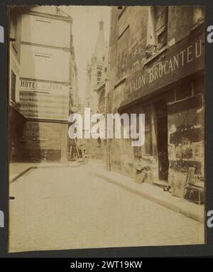 Rue des Prêtres Saint-Severin. Eugène Atget, Fotograf (französisch, 1857 - 1927) 1912 gewundene Straße zum Kirchturm Inschrift: Titel und negative Zahl '1372' mit Verso-Druck in Bleistift. Stockfoto