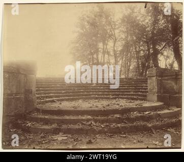 Le Parc, Saint Cloud (Park, Saint Cloud). Eugène Atget, Fotograf (französisch, 1857 - 1927) 1906 Flug konvexer, dann konkaver, blattgestreuter Treppenstufen Inschriftrückdruck in Bleistift: Titel; Inschriftrückdruck in Bleistift in unbekannter später Hand: Hinweise zum Ort der Veröffentlichung. Stockfoto