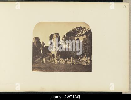 Jervaulx Abbey. Sir John Joscelyn Coghill, Fotograf (Irisch, 1826–1905) um die 1850er Jahre die Ruinen einer von Efeu bewachsenen Steinabtei. Eine Frau steht neben den Ruinen einer Steinmauer unter einem Teilturm. (Recto, Mount) oben rechts, Bleistift: '19'; unten links, Bleistift: 'Jervis [sic] Abbey'; Stockfoto
