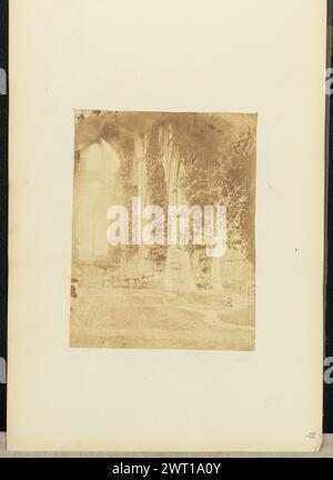 Tintern Abbey. Sir John Joscelyn Coghill, Fotograf (irisch, 1826–1905) über 1850er Jahre die Ruinen einer Arkade in der Tintern Abbey. Ivy wächst an den Seiten der Bögen. (Recto, Mount) unten rechts, unten Bild, Bleistift: 'Tintern Abbey'; unten rechts, Bleistift: '27'; Stockfoto