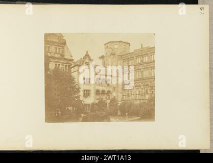 Heidelberg. Sir John Joscelyn Coghill, Fotograf (Irisch, 1826 - 1905) um 1859 Blick auf einen Innenhof des Heidelberger Schlosses. Die Spitze eines Turms ist hinter den Gebäuden zu sehen, die den Innenhof säumen. Bäume werden um den Innenhof herum gepflanzt. (Recto, Mount) oben rechts, Bleistift: '97 [durchgestrichen]/79'; unten links, Bleistift: 'Heidelberg'; Stockfoto